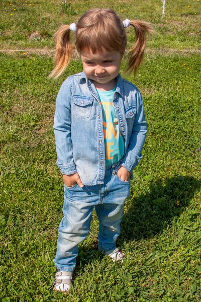 Bella Artistica Bambina Che Suona Chitarra Sullo Sfondo — Foto Stock