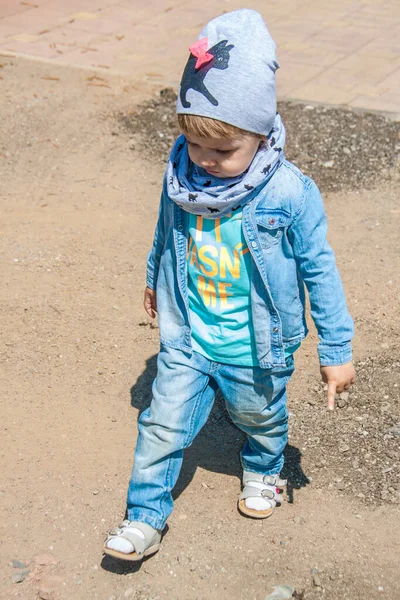 Gelukkige Baby Loopt Landelijke Weg Heldere Voorjaarsfoto Kind Draagt Jeans — Stockfoto