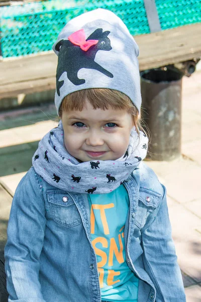 Glückliches Baby Das Auf Der Landstraße Geht Helles Frühlingsfoto Kind — Stockfoto