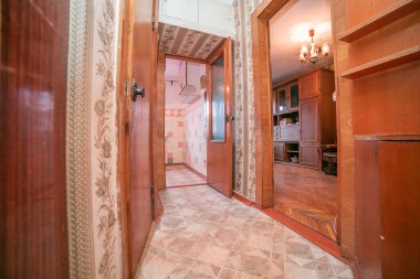 Eski çirkin apartman manzarası içeriden, içeriden, eski usul, eski