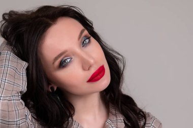 Kırmızı dudaklı güzel bir esmerin portresi