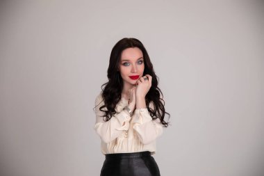 Ofis müdürü beyazda izole edilmiş. Boşluğu kopyala