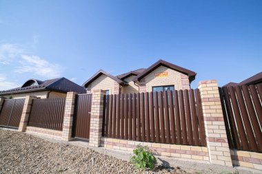 Tek katlı ev. İzole edilmiş tek katlı bir ev. Bir katın ön görüntüsü Tek kişilik aile evi.