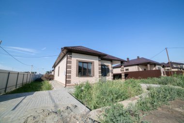 Tek katlı ev. İzole edilmiş tek katlı bir ev. Bir katın ön görüntüsü Tek kişilik aile evi.