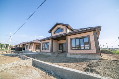 Tek katlı ev. İzole edilmiş tek katlı bir ev. Bir katın ön görüntüsü Tek kişilik aile evi.