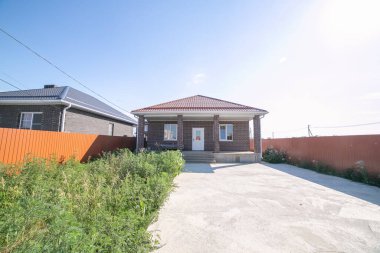 Tek katlı ev. İzole edilmiş tek katlı bir ev. Bir katın ön görüntüsü Tek kişilik aile evi.