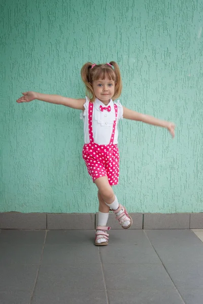 Niña Encantadora Bebé Con Colas Ropa Vacaciones —  Fotos de Stock