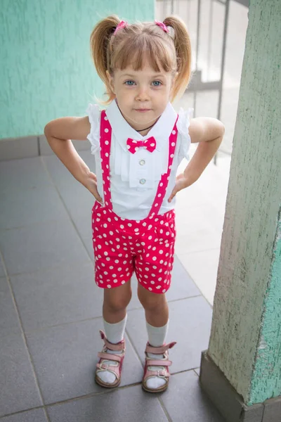 Κοριτσάκι Υπέροχο Μωρό Ουρές Ρούχα Διακοπών — Φωτογραφία Αρχείου