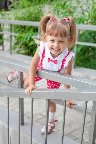 Bambina Adorabile Bambino Con Code Abiti Vacanza — Foto Stock