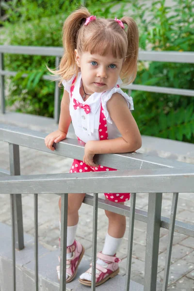 Menina Linda Bebê Com Caudas Roupas Férias — Fotografia de Stock