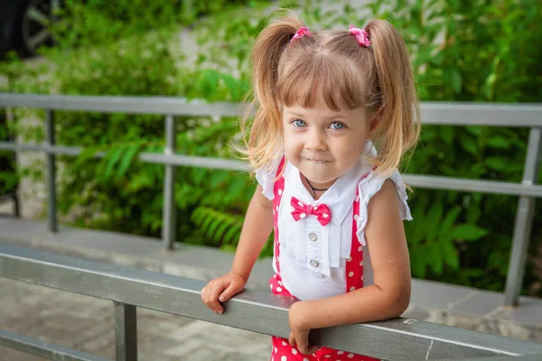 Bambina Adorabile Bambino Con Code Abiti Vacanza — Foto Stock
