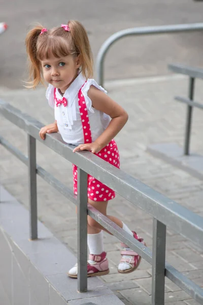 Bambina Adorabile Bambino Con Code Abiti Vacanza — Foto Stock