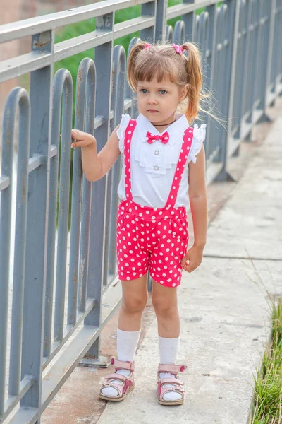 Niña Encantadora Bebé Con Colas Ropa Vacaciones —  Fotos de Stock