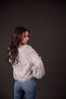 Siyah arka planda güzel bir kız. Boşluğu kopyala