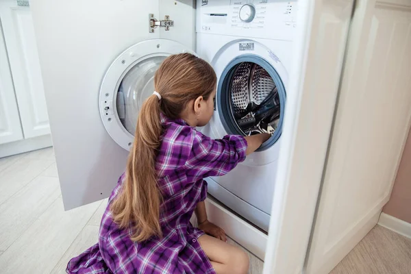 Hushållssysslor Och Barn Tvättmaskin Baby Och Rena Kläder Flickan Hjälper — Stockfoto
