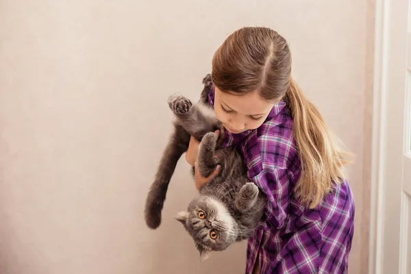 Neşeli Kedi Yavrusuyla Resim Yapan Kız — Stok fotoğraf
