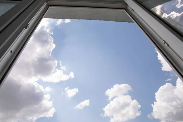 Cielo Nella Finestra Vista Delle Nuvole Verso Cielo Dalla Finestra — Foto Stock