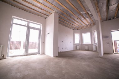 Tadilattan hemen sonra evde bir oda. Yeni ve mobilyasız