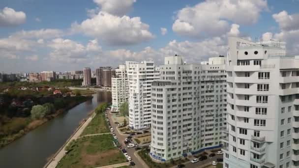 Edifícios Vários Andares Rio Verão Cidade Novos Edifícios Casas Coloridas — Vídeo de Stock