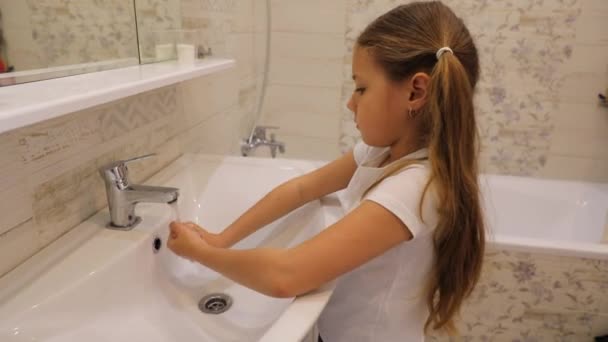 Kinderhanden Wassen Onder Kraan Zonder Zeep Hygiëne Concept Video Zonder — Stockvideo