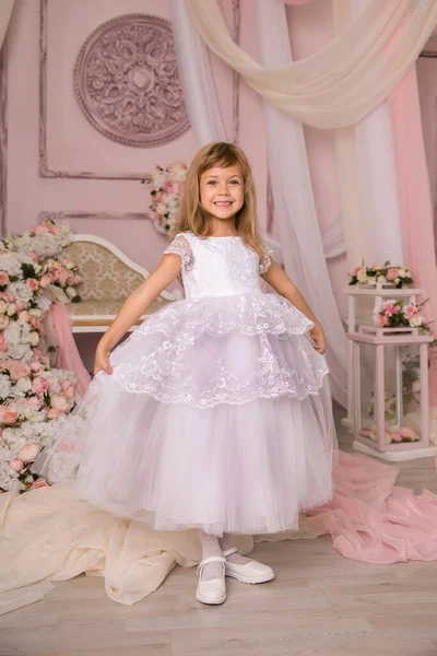 Retrato Linda Niña Sonriente Vestido Princesa — Foto de Stock