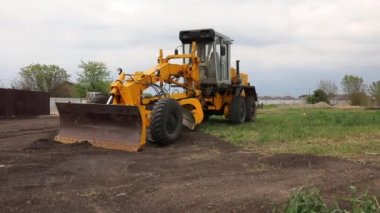 Kovalı sarı buldozer. Tekerlek Yükleyici. Sarı Ön Yükleyici. Ağır Malzeme Makinesi. Traktör ön yükleyicisi. İnşaat Makinesi.