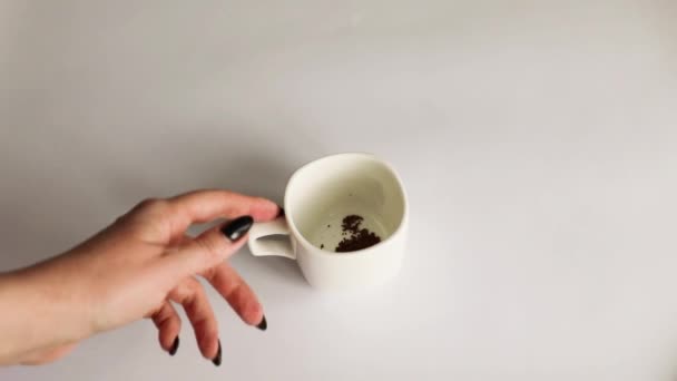 Caffè Secco Una Tazza Grani Caffè Macinato Girato Studio — Video Stock