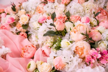 yapay sahte çiçekler pembe ve beyaz narin