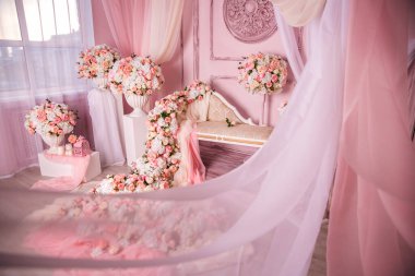 Kanepe ve çiçek bolluğu pembe ve bembeyaz. Güllerden ve öncülerden düşer