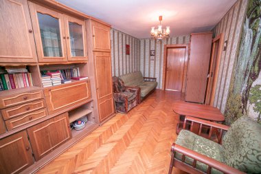 Eski çirkin apartman manzarası içeriden, içeriden, eski usul, eski