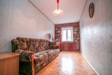 Eski çirkin apartman manzarası içeriden, içeriden, eski usul, eski