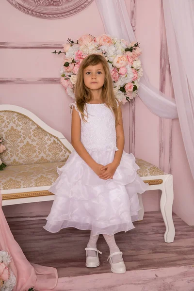 Menina Vestido Princesa Com Cabelos Longos Fundo Flor — Fotografia de Stock