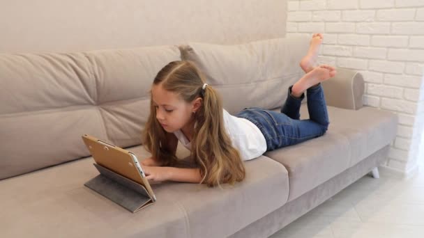 Menina Feliz Casa Trabalhando Com Laptop Computador — Vídeo de Stock