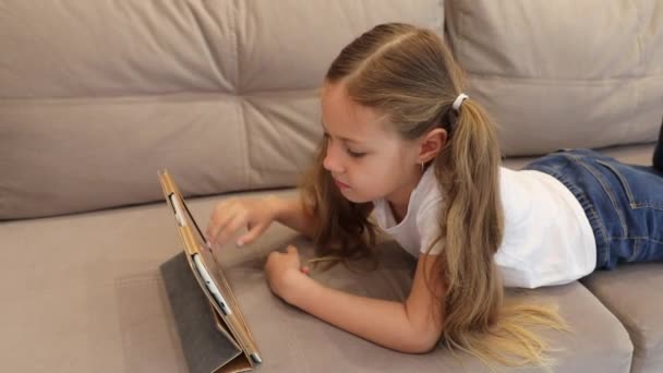 Szczęśliwa Dziewczynka Domu Pracuje Laptopem Komputerem — Wideo stockowe