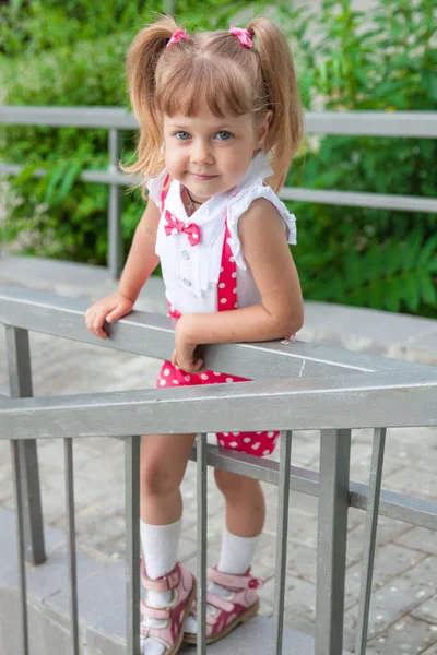 Niña Encantadora Bebé Con Colas Ropa Vacaciones — Foto de Stock