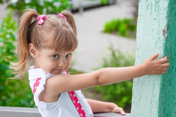 Bambina Adorabile Bambino Con Code Abiti Vacanza — Foto Stock