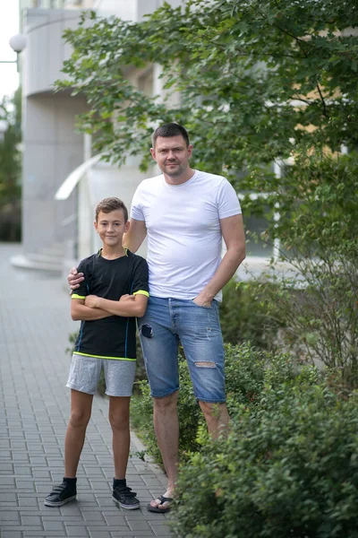 Padre Hijo Caminando Aire Libre Juntos Verano Calle — Foto de Stock