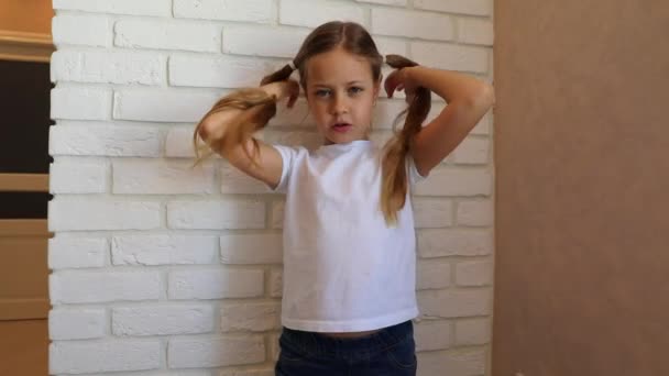 Seu Penteado Torcido Menina Pequena Enrolamento Longo Hairdoaround Seu Dedo — Vídeo de Stock