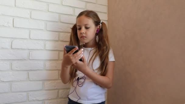 Het Meisje Luistert Naar Muziek Kind Thuis Hoofdtelefoon Dansend — Stockvideo