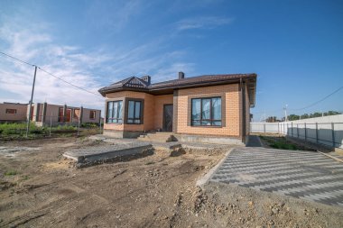 Tek katlı ev. İzole edilmiş tek katlı bir ev. Bir katın ön görüntüsü Tek kişilik aile evi.