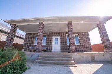 Tek katlı ev. İzole edilmiş tek katlı bir ev. Bir katın ön görüntüsü Tek kişilik aile evi.