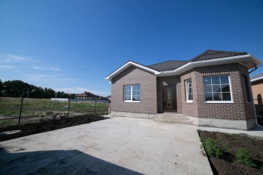 Tek katlı ev. İzole edilmiş tek katlı bir ev. Bir katın ön görüntüsü Tek kişilik aile evi.