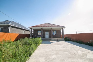 Tek katlı ev. İzole edilmiş tek katlı bir ev. Bir katın ön görüntüsü Tek kişilik aile evi.