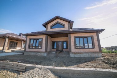 Tek katlı ev. İzole edilmiş tek katlı bir ev. Bir katın ön görüntüsü Tek kişilik aile evi.