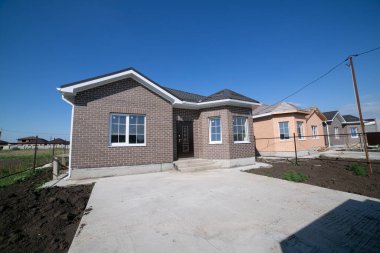 Tek katlı ev. İzole edilmiş tek katlı bir ev. Bir katın ön görüntüsü Tek kişilik aile evi.