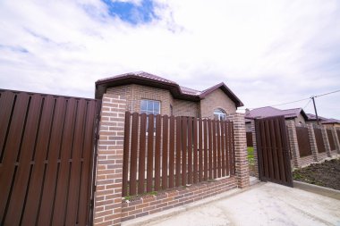 Tek katlı ev. İzole edilmiş tek katlı bir ev. Bir katın ön görüntüsü Tek kişilik aile evi.