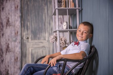 Erkek öğrenci 8-10 yıl boyunca güler.