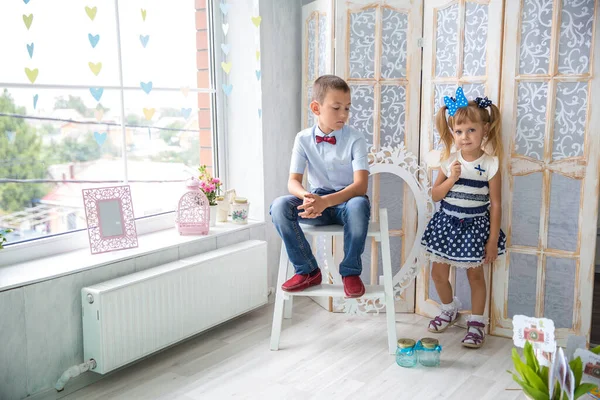 Dos Hermanos Caucásicos Hermano Hermana Posando Chica Niño Una Sesión — Foto de Stock