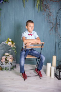 8-10 yaşlarında mutsuz bir çocuk.