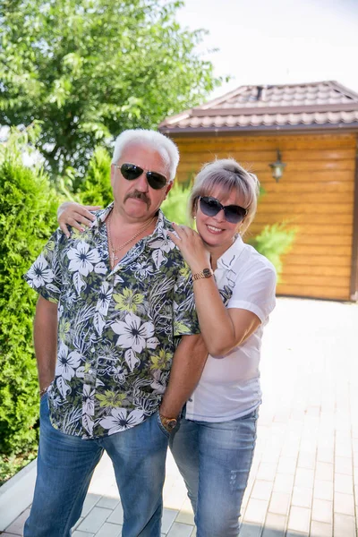 Porträt Eines Glücklichen Senioren Paares Seniorin Mit Sonnenbrille — Stockfoto